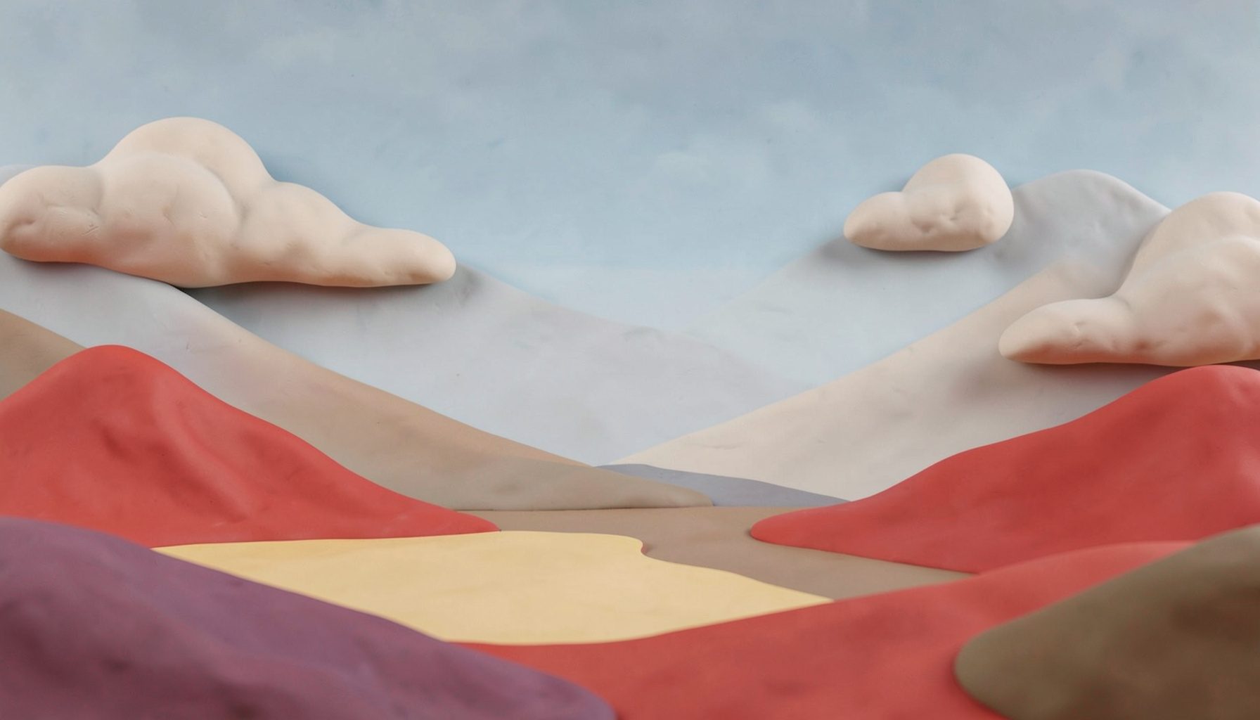 Weite Himmelslandschaft mit einer Mischung aus sonnigen und bewölkten Abschnitten, weiche Ton-in-Ton-Übergänge von hellem Grau zu sanftem Blau, ruhige und atmosphärische Stimmung.